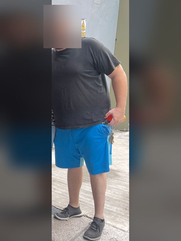 Martín F. antes de empezar la asesoría con Jota (cara cubierta): foto inicial de su transformación física
